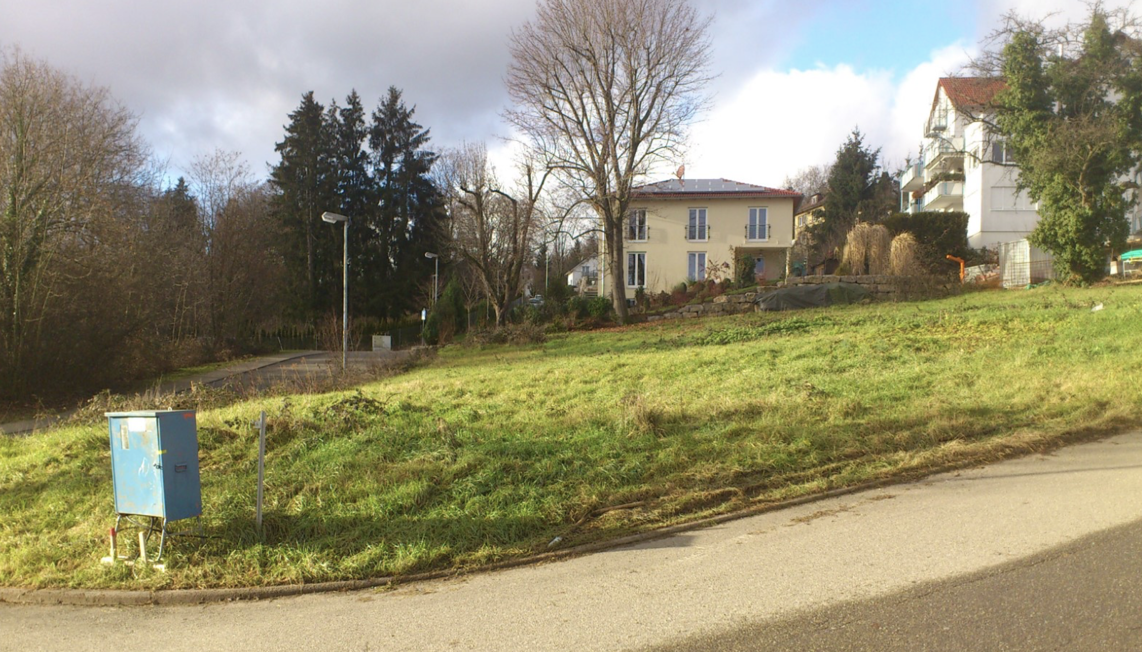 Unterer Hachel Bauluecke 2013 - Baulücke im Wohngebiet mit grünem Hang